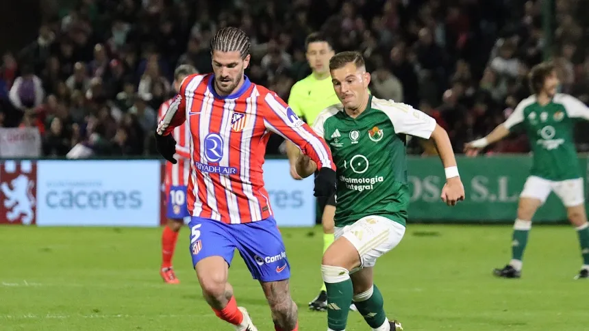 Deco con Rodrigo de Paul en el Cacereño - Atlético de Madrid de Copa del Rey
