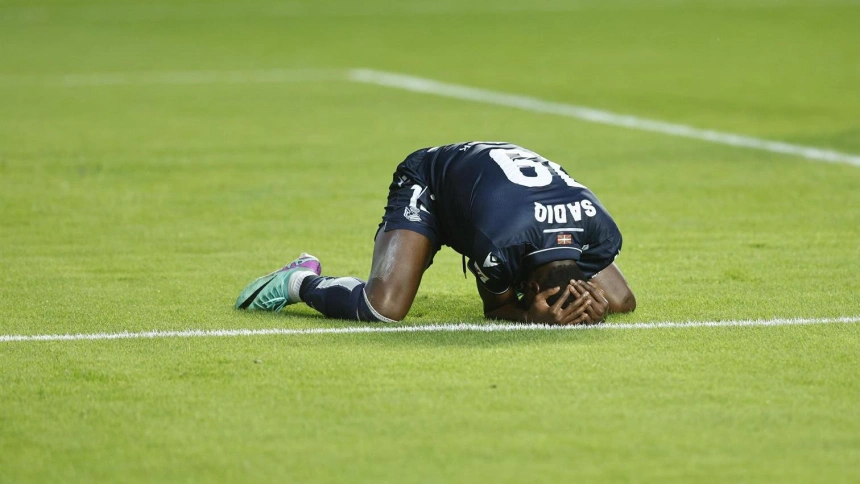 Sadiq se lamenta tras un error ante el arco contrario