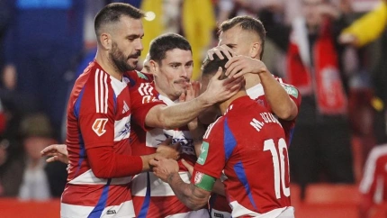Los jugadores del Granada celebrando su gol ante el Racing de Santander