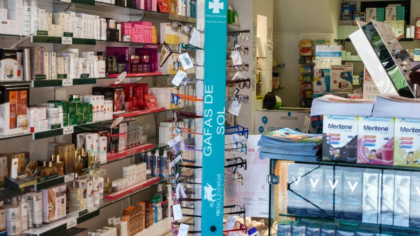 Madrid España,Europa Europea,Español,Centro,Retiro,Paseo del Prado,Farmacia,farmacia,parafarmacia,estante de venta,salud,producto de belleza,interiorismo
