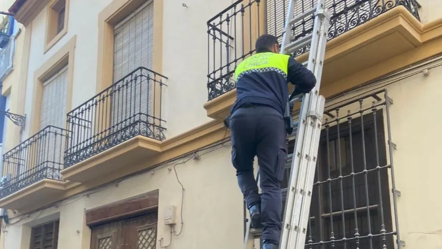 Los agentes subiendo hasta el piso en el que se coló el ladrón para robar