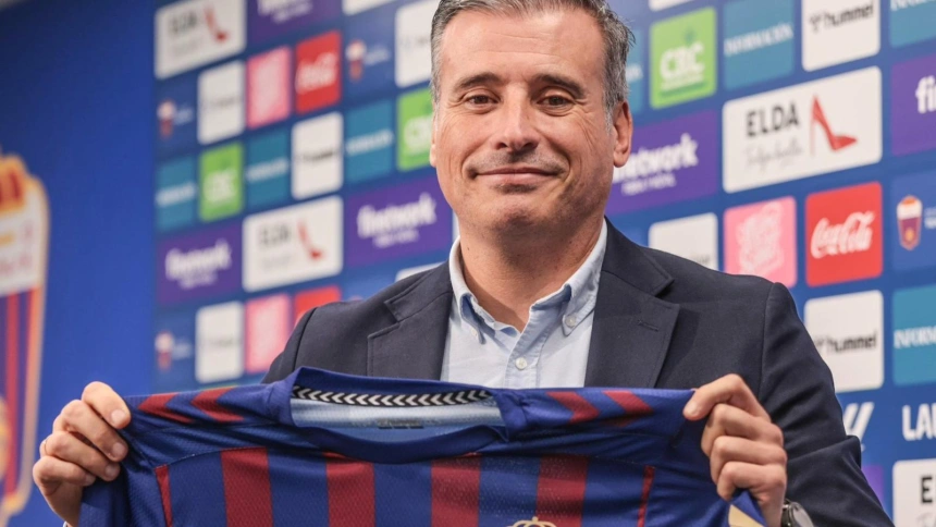 Miguel Ángel Gómez, con la camiseta del Eldense