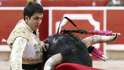 Javier Castaño, en una imagen de archivo, ante un toro de Miura en Pamplona
