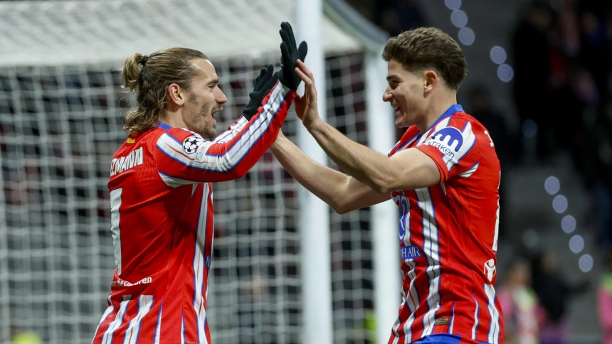 Griezmann y Julián Álvarez celebran un gol del Atlético contra el Slovan.