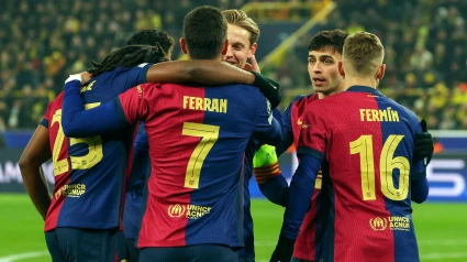 Los jugadores del Barcelona abrazan a Ferran Torres tras marcarle al Dortmund nada más salir al campo