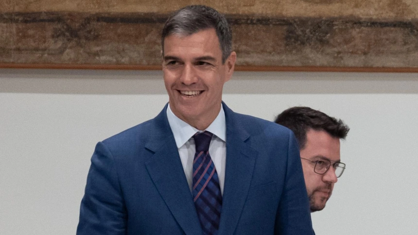 El presidente del Gobierno, Pedro Sánchez (i), y el presidente de la Generalitat en funciones, Pere Aragonès (d), a su llegada a la firma del convenio de traspaso de la gestión del Ingreso Mínimo Vital (IMV), en el Palau de la Generalitat, a 24 de julio de 2024, en Barcelona