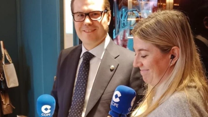 Borja Moreno, responsable del Club del Gourmet de El Corte Inglés de Preciados, junto a Gloria López Navas