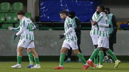 Bakambu celebra con sus compañeros del Betis el 0-1 contra el Petrocub.