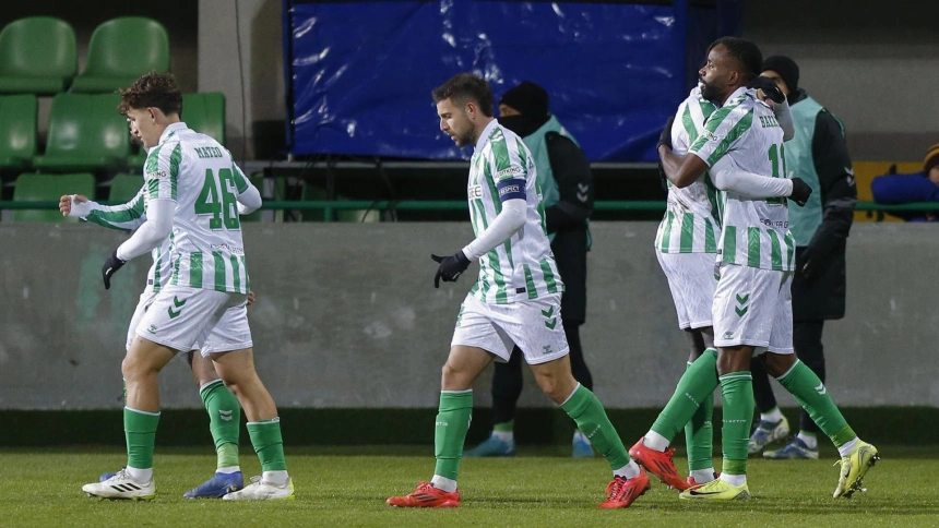 Bakambu celebra con sus compañeros del Betis el 0-1 contra el Petrocub.