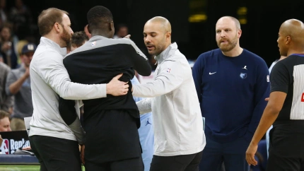 Dennis Schroder señala a Taylor Jenkins, técnico de los Grizzlies, en una de las broncas.