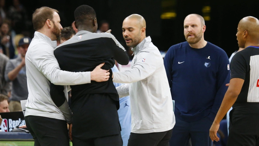 Dennis Schroder señala a Taylor Jenkins, técnico de los Grizzlies, en una de las broncas.
