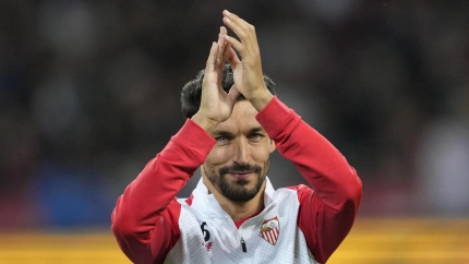 El lateral del Sevilla saluda a la afición durante un partido en el Pizjuán.