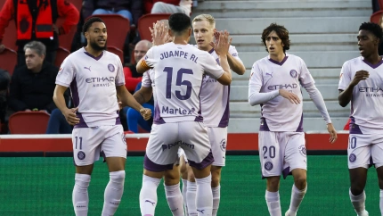 Van de Beek celebra su gol con sus compañeros