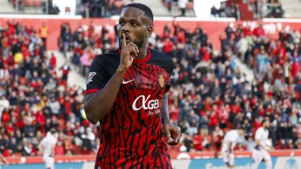 Larin manda callar en la celebración de su gol