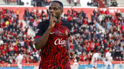 Larin manda callar en la celebración de su gol