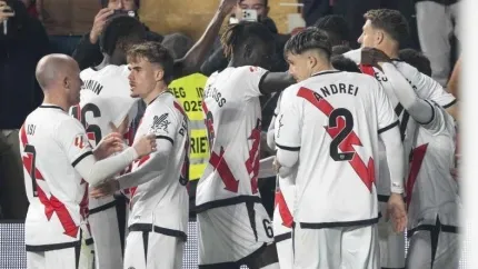 Los jugadores del Rayo Vallecano celebran el 1-0 contra el Real Madrid.