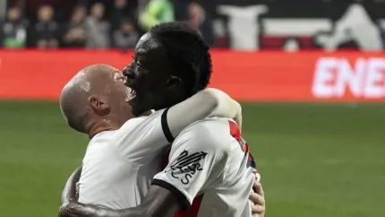 Mumin celebra con Isi el 2-0 del Rayo contra el Real Madrid.