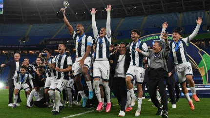Los jugadores del Pachuca levanta el trofeo de la FIFA Challenger Cup.