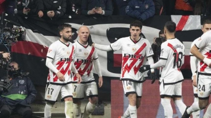 Los jugadores del Rayo celebran el gol de Isi ante el Real Madrid