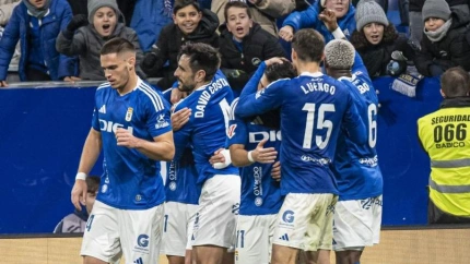 Los futbolistas del Oviedo celebran un gol contra el Granada.
