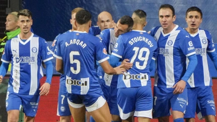 Los jugadores del Alavés celebran el 1-1 contra el Athletic.