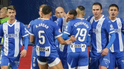 Los jugadores del Alavés celebran el 1-1 contra el Athletic.