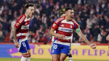 Uzuni celebra uno de los goles del Granada