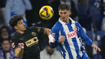 BARCELONA, 18/12/2024.- El defensa albanés del Espanyol Marash Kumbulla (d) pelea un balón con el centrocampista del Valencia Diego López, durante el partido de LaLiga que RCD Espanyol y Valencia CF disputan este miércoles en el RCDE Stadium, en Barcelona. EFE/Enric Fontcuberta