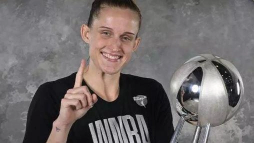Leo Fiebich con su trofeo de campeona de la WNBA