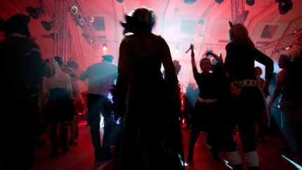 C10MXH People dancing enjoying nightlife during the Crazy Days of the Carnival in Cologne (Germany)
