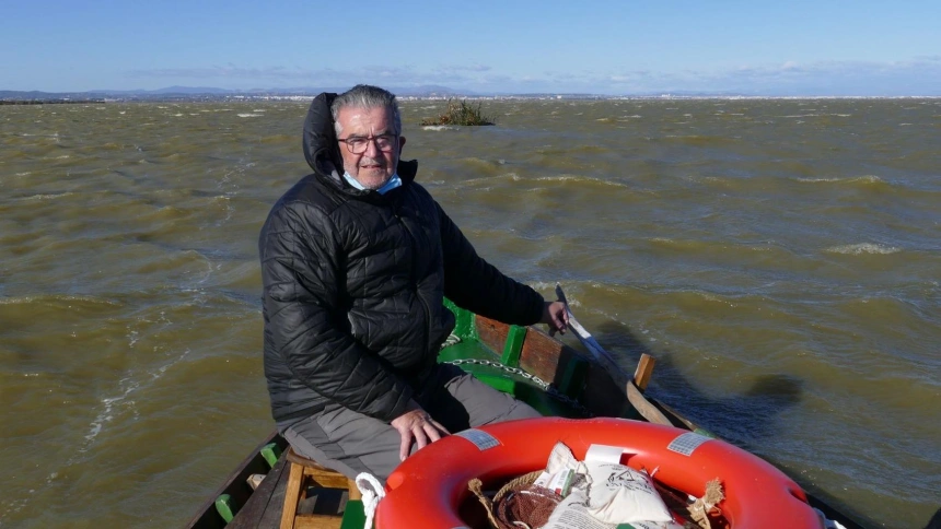 Ismael Marco, barquero en la Albufera