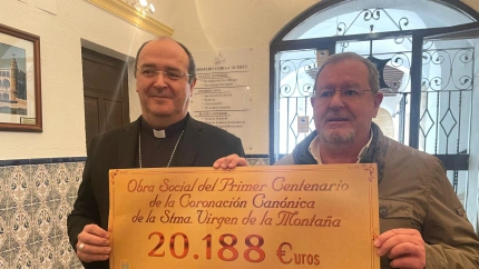 El obispo Don Jesús Pulido recibe el cheque de la Cofradía de la Virgen de la Montaña