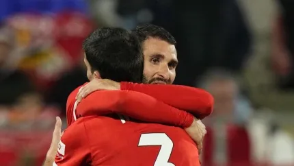 Abel Ruiz celebra con Miguel Gutiérrez el 2-0 del Girona contra el Valladolid.