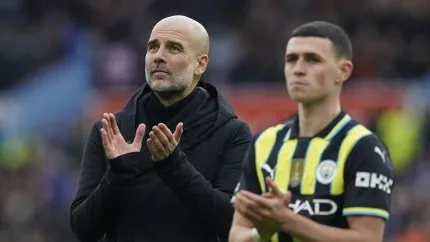 Pep Guardiola y Foden aplauden tras un nuevo tropiezo del Manchester City.