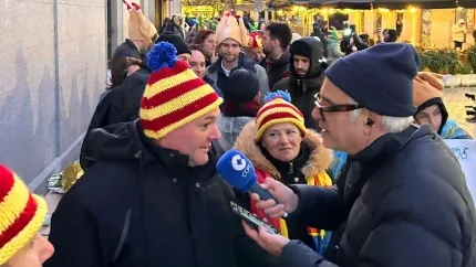 Fernando de Haro charla con varias personas que esperan en la cola del Teatro Real