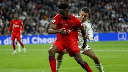 Lukebakio contra Lucas Vázquez durante el Real Madrid-Sevilla
