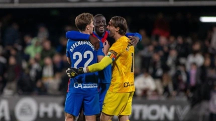 Varios jugadores del Elche celebran el triunfo conseguido en Castalia.
