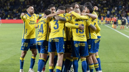 Los jugadores de la Unión Deportiva Las Palmas celebran el gol de Sandro ante el Espanyol