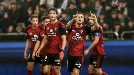 Los jugadores del Mirandés celebran un gol contra el Deportivo.