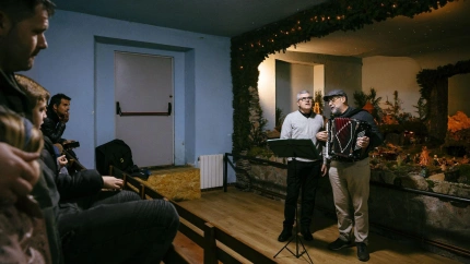 O dúo ConVersoS interpreta a panxoliña "Linda Noite" diante do Belén de Begonte