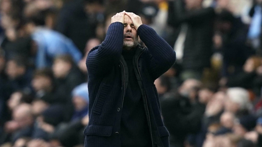 Pep Guardiola, desesperado en la banda durante un partido del Manchester City.