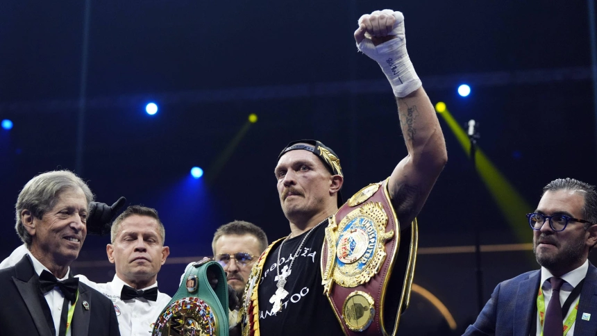 Oleksandr Usyk levanta el puño tras vencer a Tyson Fury en el combate del año II.