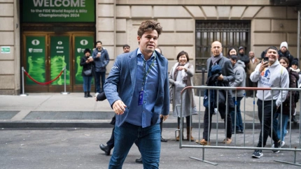 Magnus Carlsen no quiso cambiarse los pantalones y fue expulsado del torneo.