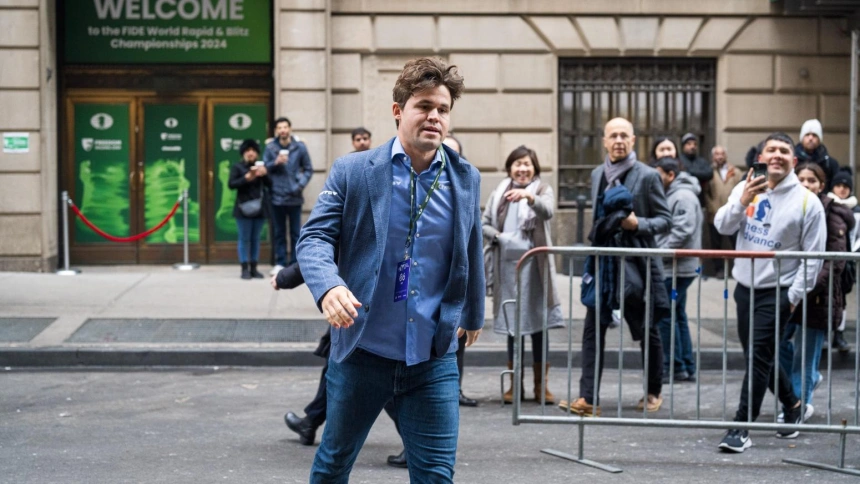Magnus Carlsen no quiso cambiarse los pantalones y fue expulsado del torneo.