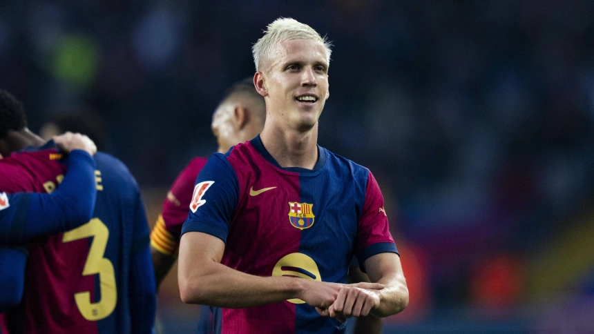 Dani Olmo realiza su tradicional celebración del reloj.