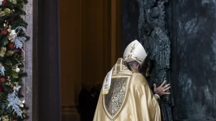 El cardenal Baldassare Reina abre la Puerta Santa de San Juan de Letrán