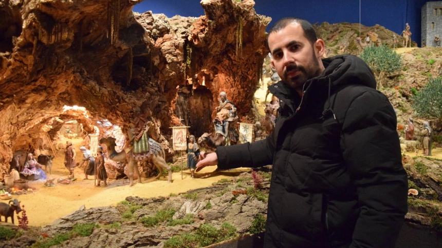 Transforma un garaje en un espectacular belén navideño: La tradición de un vecino de un pequeño pueblo de Burgos
