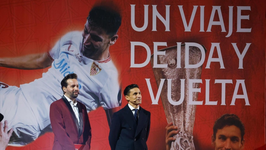 Jesús Navas durante el homenaje recibido este lunes en el Sánchez Pizjuán.