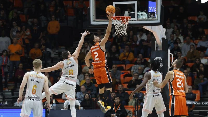 Josep Puerto penetra ante la defensa del Lleida