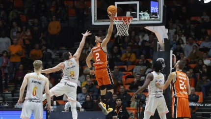 Josep Puerto penetra ante la defensa del Lleida